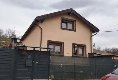 Casă cu 4 camere decomandat în Izvor - 2