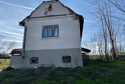 Oportunitate pentru cei ce doresc o casa la ?ara, aproape de ora?, cu toate utilita?ile - 2