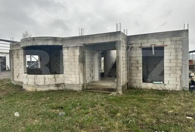 Casă cu 5 camere cu Teren 2400 Mp în Central - 2