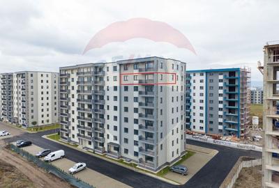 Apartament cu 3 camere decomandat în Tractorul
