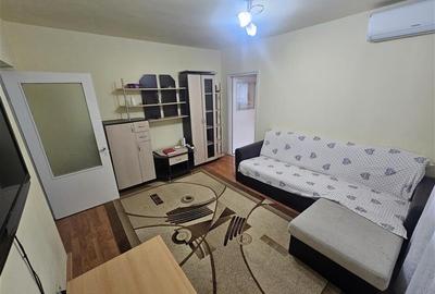 Apartament cu 3 camere semidecomandat, mobilat în Micro II - 2