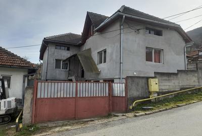 Vand casa cu 5 camere si 700 mp de teren - 1
