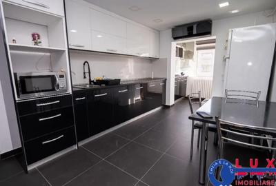 Apartament cu 3 camere decomandat în C5 - 11