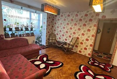 Apartament cu 3 camere decomandat în Tractorul - 1