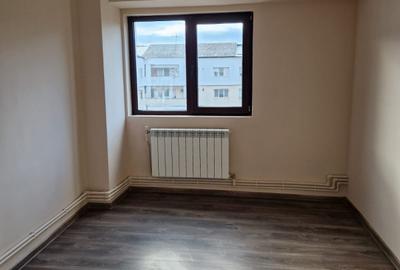 Husi-central, pret neg, apartament liber, 3 camere RENOVAT - 6