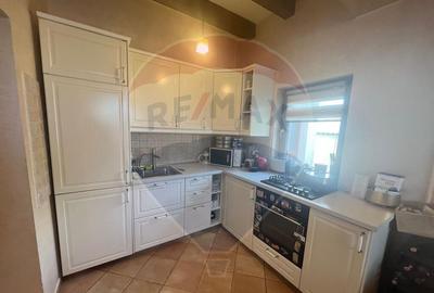 Casa / Vila cu 4 camere de vanzare - 1