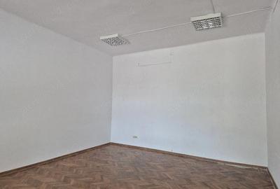 Spațiu comercial, de 35 mp, în Central - 4
