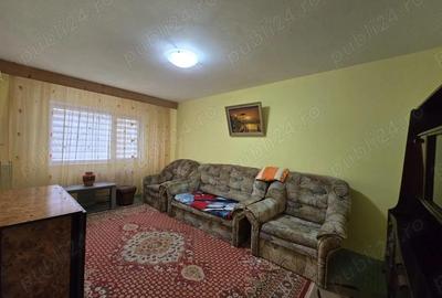 Apartament cu 3 camere decomandat în Școlilor