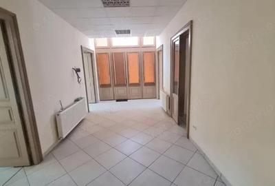 Spațiu comercial, de 110 mp, în Central - 4