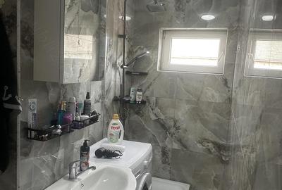 Apartament cu 3 camere semidecomandat în Girocului