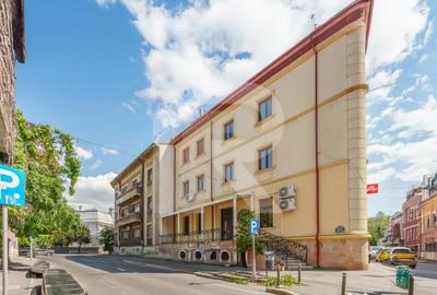 Apartament cu 7 camere decomandat, mobilat în Armeneasca - 1