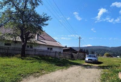 Casă cu 3 camere cu Teren 3000 Mp în Central - 3