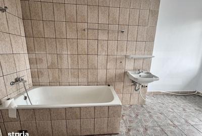 Casă cu 6 camere cu Teren 250 Mp în Central