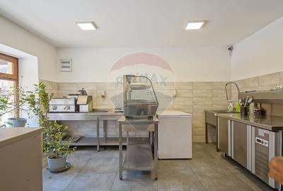 Casă cu 7 camere cu Teren 450 Mp în Central - 20