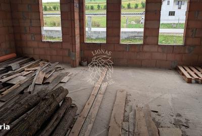 Casă cu 4 camere cu Teren 2000 Mp în Dumitra - 2