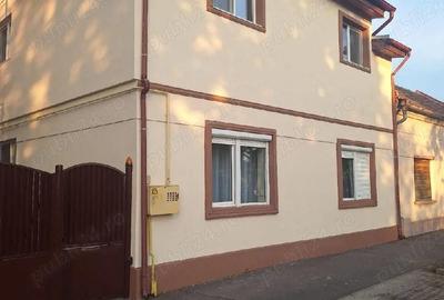 Casă cu Teren 1500 Mp în Central - 1