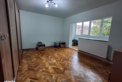 Apartament cu 3 camere decomandat în Aradului