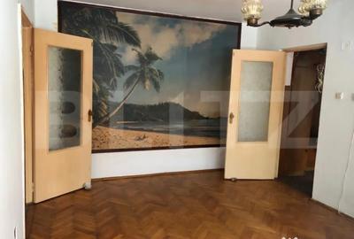 Apartament cu 3 camere semidecomandat în Micro 16