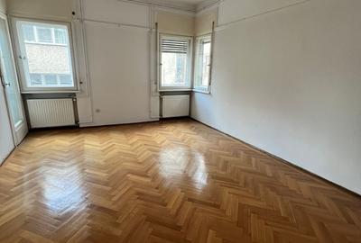 Casă cu 4 camere cu Canalizare în Moșilor