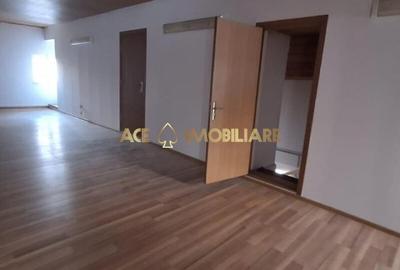 Casă individuală cu 9 camere cu Canalizare în Vitan - 1