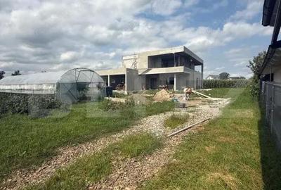 Casă cu 4 camere cu Teren 8000 Mp în Central - 2