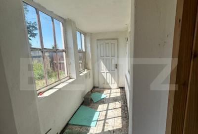 Teren ingradit si casa la rosu - 22