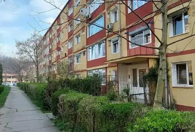 Vand apartament 3 camere in Govandari,zona linistita ,confort 1,etaj 1,bloc 4 etaje.Cert.energetic B - 1