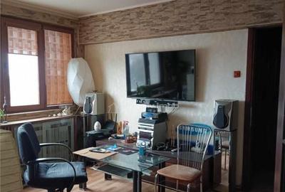 Apartament cu 3 camere semidecomandat în Giurgiului