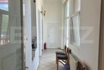 Casă cu 8 camere cu Teren 1000 Mp în Central - 2