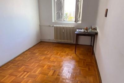 Apartament cu 3 camere semidecomandat în Sud