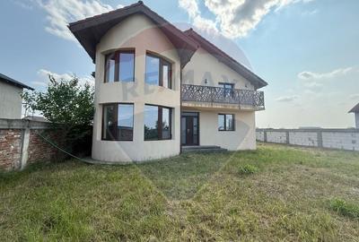 Casă / Vilă cu 4 camere de vânzare în zona Ghercesti - 1