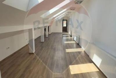 Spațiu comercial, de 40 mp, în Central - 3