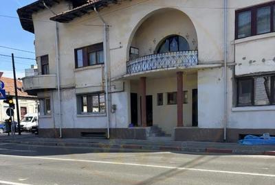 Casă cu 5 camere cu Canalizare în Central - 1