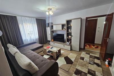 Apartament cu 3 camere semidecomandat, mobilat în Micro III - 33