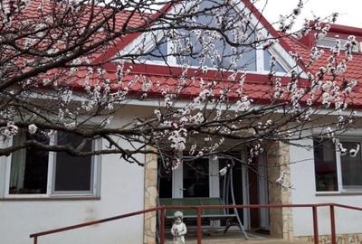 Casă individuală cu 5 camere cu Teren 276 Mp în Central - 1