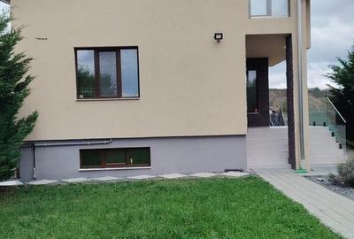 Casă cu 4 camere cu Teren 1400 Mp în Central - 1