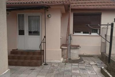 Casa de vanzare format din 2 corpuri de cladire - 2