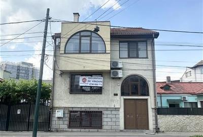 Casă individuală cu 8 camere cu Canalizare în Casa de Cultură - 11