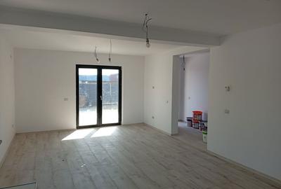Casă cu 4 camere cu Teren 400 Mp în Bradu - 8