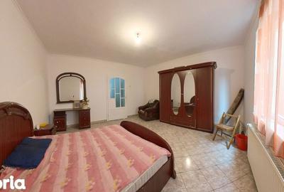 Casă cu 6 camere cu Garaj în Tractorul