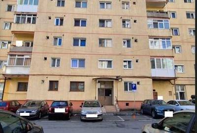 Apartament cu 3 camere semidecomandat în Vasile Aaron