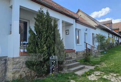 Casă cu 3 camere cu Teren 1300 Mp în Central - 1