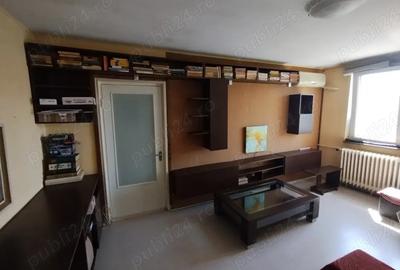 PROPRIETAR vind apartament cu trei camere in zona 1 Decembrie Ozana