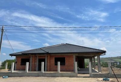 Casă cu 4 camere cu Teren 1800 Mp în Central - 1