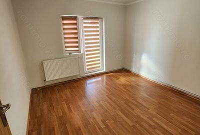 Propietar Vand apartament spatios in Zona Soarelui - 3