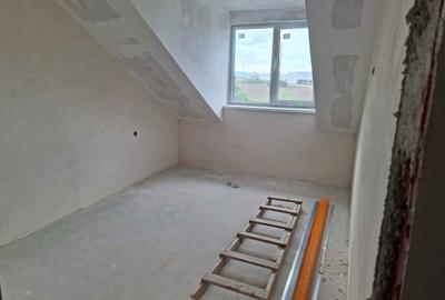 Apartament cu 4 camere decomandat în Turnișor - 5