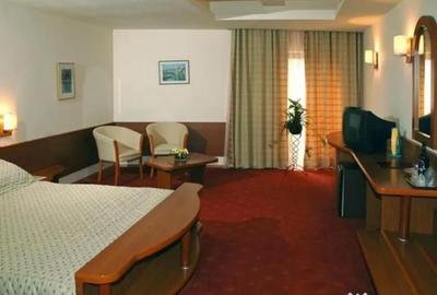 Spațiu comercial, de 2,147 mp, în P-ța Victoriei - 13