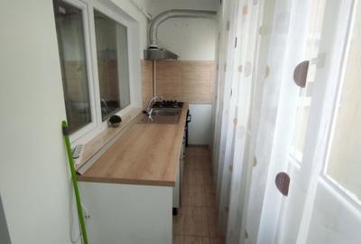 Apartament cu 3 camere semidecomandat în 1 Mai