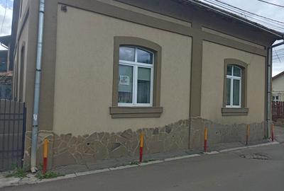 Casă cu 4 camere în Central - 1