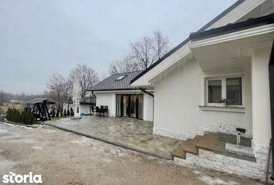Casă cu 3 camere cu Teren 200 Mp în Central - 1